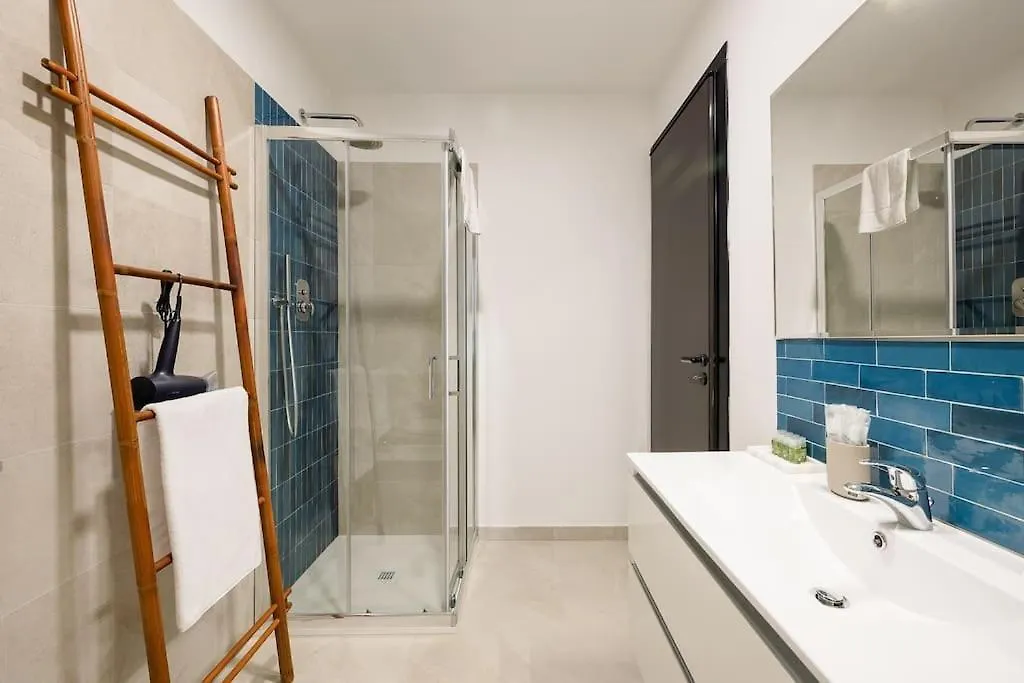 Luxury Apartment + Private Parking - Como Center