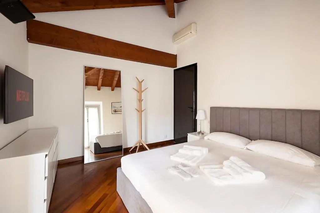 Luxury Apartment + Private Parking - Como Center Ιταλία